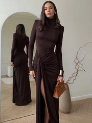 Figurbetontes Kleid mit Rollkragen, drapierten Ärmeln und Schlitz