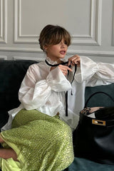 Stilvolle, sexy Bluse mit transparenten Glockenärmeln