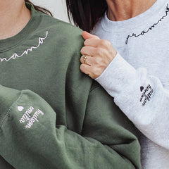 Personalisiertes Mama-Sweatshirt mit Kindernamen auf dem Ärmel