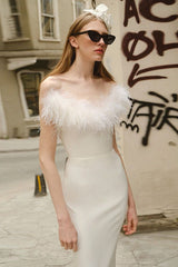 Straußenfeder-Partykleid mit tiefem V-Ausschnitt und figurbetonter Passform