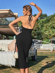 Neckholderkleid mit V-Ausschnitt