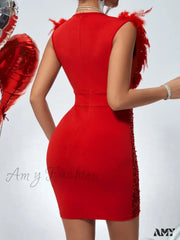 Amy Fashion - Figurbetontes Kleid mit flauschigem Paillettenbesatz und Reißverschluss hinten