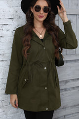 Halblanger Trenchcoat mit Kapuze und Taillenband