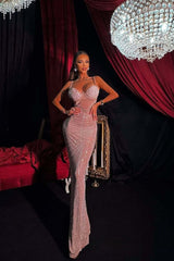 Strassbesetztes, V-Ausschnitt-Cami-Kleid mit Raffungen und Meerjungfrauenschnitt