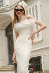 Straußenfeder-Partykleid mit tiefem V-Ausschnitt und figurbetonter Passform