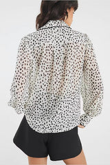 Vielseitige Bluse mit langen Ärmeln und Satin-Textur, drapiertem Schnitt