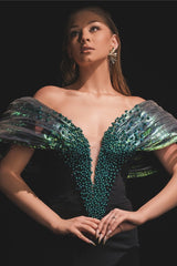 Partykleid mit Perlenapplikationen und Bandagenärmeln