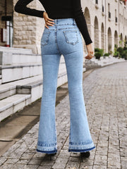 Schmale Jeans mit weitem Bein 