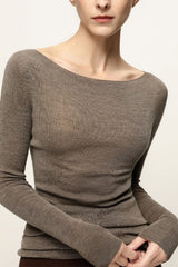 Minimalistische, schulterfreie, schmal geschnittene Wollbluse als Basisschicht