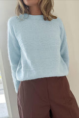 Langärmliger Pullover mit Zopfmuster und Rundhalsausschnitt