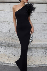 Schmale, einfarbige, schulterfreie Maxi-Partykleid mit Federeinsatz