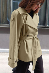 Locker geschnittener Trenchcoat mit Reverskragen und Taillenband – ein schicker Designer-Trenchcoat