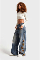 Locker sitzende, hochtaillierte Jeans mit Blumenstickerei