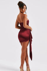 Figurbetontes, trägerloses Partykleid