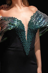 Partykleid mit Perlenapplikationen und Bandagenärmeln