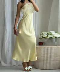Federbesetztes, trägerloses, gelbes Satin-Midikleid