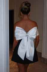 Elegantes Minikleid mit Schleifendesign