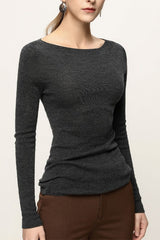 Minimalistische, schulterfreie, schmal geschnittene Wollbluse als Basisschicht