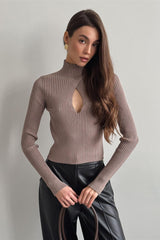 Eleganter Rollkragenpullover mit offenem Strickmuster