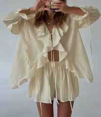 Zweiteiliges Set aus Rüschenoberteil und Shorts mit Bindeband