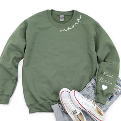 Personalisiertes Mama-Sweatshirt mit Kindernamen auf dem Ärmel