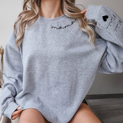 Personalisiertes Mama-Sweatshirt mit Kindernamen auf dem Ärmel