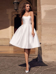Schlichtes Abendkleid aus Satin 
