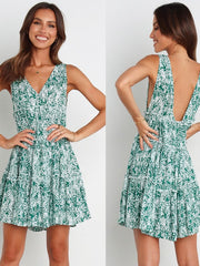 Kleid mit V-Ausschnitt und Faltenmuster 
