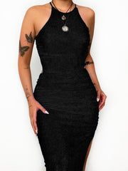 Einfarbiges, rückenfreies, plissiertes Kleid mit Neckholder und Schlitz 