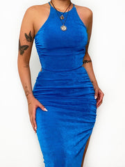 Einfarbiges, rückenfreies, plissiertes Kleid mit Neckholder und Schlitz 