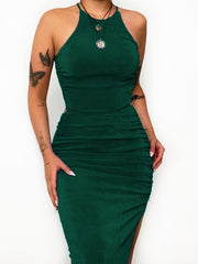 Einfarbiges, rückenfreies, plissiertes Kleid mit Neckholder und Schlitz 