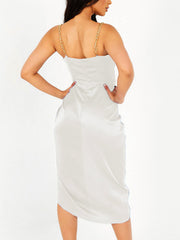 Rückenfreies Kleid mit Metallkette und Schlitz 