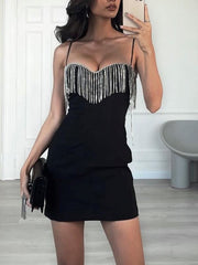 rückenfreies, figurbetontes Kleid mit Anhänger 