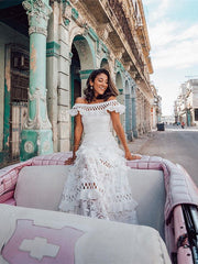 Romantisches Rüschenkleid mit Cut-outs und schwingender Spitze 