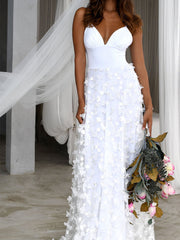 Romantisches Brautkleid mit tiefem V-Ausschnitt und Trägern 