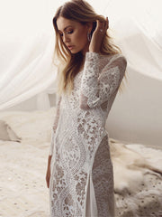 Romantisches bodenlanges Brautkleid aus Spitze mit Neckholder 