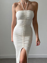 Schmal geschnittenes, rückenfreies, plissiertes, trägerloses Kleid mit Schlitz 