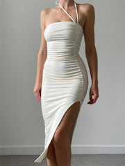 Schmal geschnittenes, rückenfreies, plissiertes, trägerloses Kleid mit Schlitz 