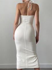 Schmal geschnittenes, rückenfreies, plissiertes, trägerloses Kleid mit Schlitz 