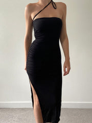 Schmal geschnittenes, rückenfreies, plissiertes, trägerloses Kleid mit Schlitz 