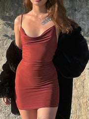 Rückenfreies, figurbetontes kurzes Kleid 