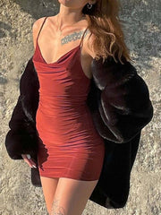 Rückenfreies, figurbetontes kurzes Kleid 