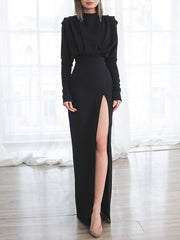 Elegantes Abendkleid mit Rollkragen und Schlitz 