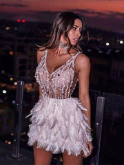 Luxuriöses Feder-Abendkleid mit V-Ausschnitt 