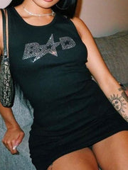 Kleid mit Buchstabenmuster und heißen Drillich-Trägern 