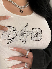 Kleid mit Buchstabenmuster und heißen Drillich-Trägern 