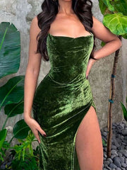 Schmal geschnittenes, rückenfreies Kleid mit Schnürung und Schlitz 