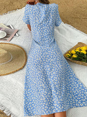 Blaues, schmal geschnittenes Kleid mit festlichem Muster 