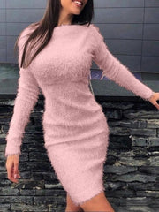 Plüschiges, langärmeliges, figurbetontes Minikleid