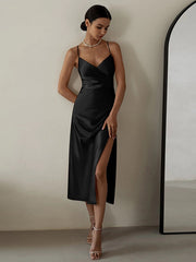 Kleid mit Rüschensaum und Schlitz 